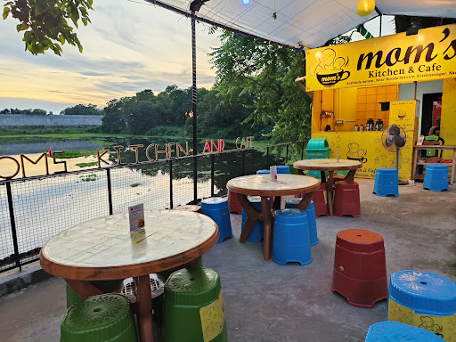 Mom's Kitchen & Cafe