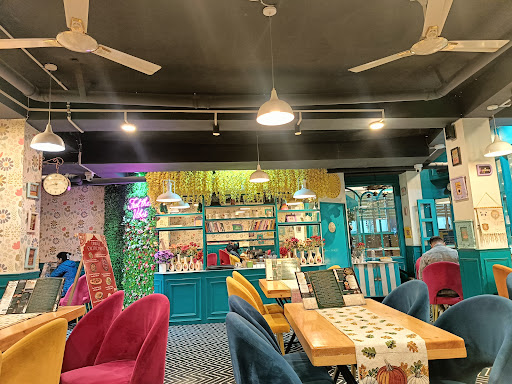 CAFE FRIDAY SOLAN - Best Multi-Cuisine Restaurant In Solan( Most Instagrammable Cafe ) 100% Vegetarian ❤️