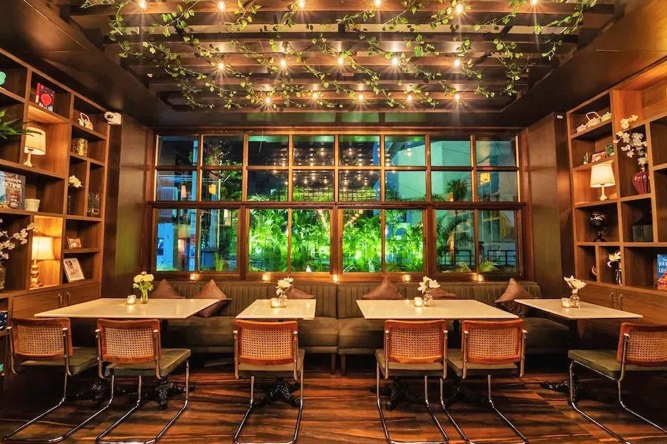 uptown escape cafe cocktail bar